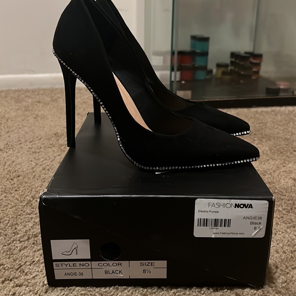 Black pumps with diamonds